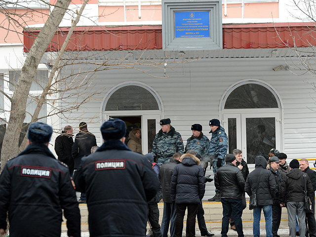 Депутаты Мосгордумы предложили вооружить школьных охранников электрошокерами и обязать полицейских патрулировать школы