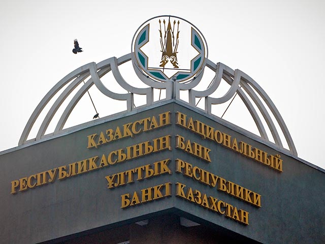 Национальный банк Казахстана с 11 февраля принял решение отказаться от поддержки обменного курса тенге, снизить объемы валютных интервенций и сократить вмешательство в процесс формирования обменного курса тенге