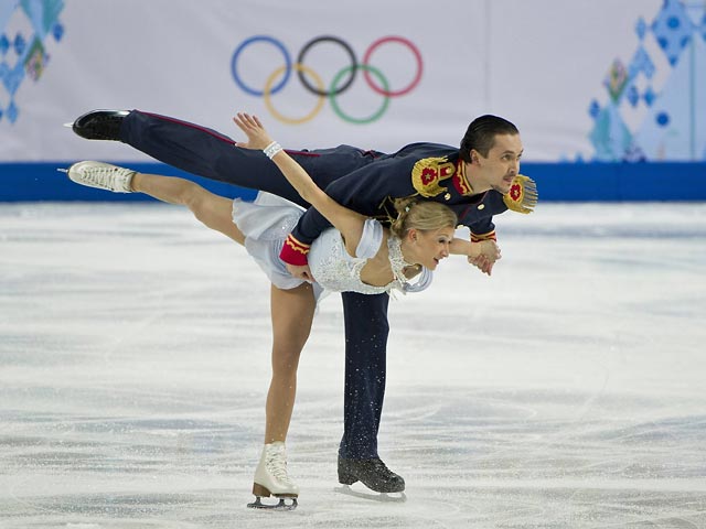 Российские фигуристы Татьяна Волосожар и Максим Траньков выиграли короткую программу на олимпийском турнире спортивных пар в Сочи с мировым рекордом по количеству баллов