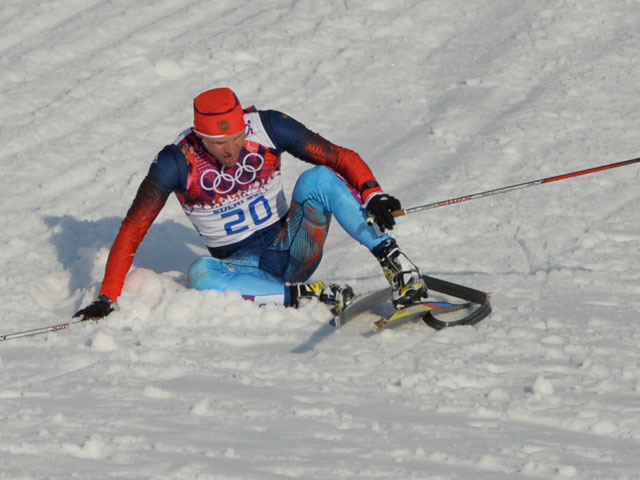 Антон Гафаров упал в полуфинале и сломал лыжу