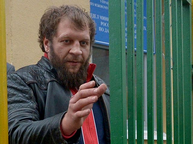 Боец Емельяненко и избитый им посетитель кафе Мысютин окончательно помирились в суде