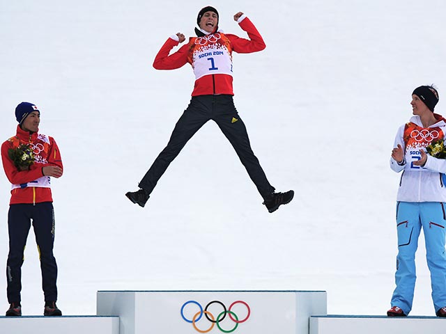 Немец Эрик Френцель стал олимпийским чемпионом Сочи в лыжном двоеборье, не дав соперникам усомниться в своем преимуществе на лыжне после прыжковой части соревнований