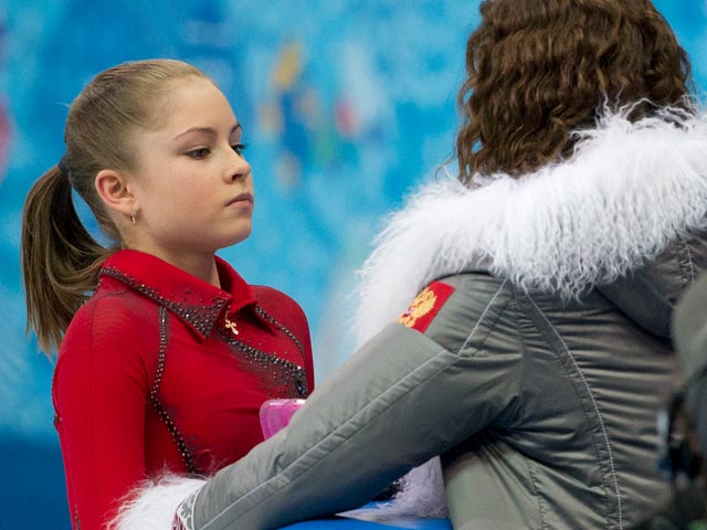 Юная российская фигуристка Юлия Липницкая, которая уже завоевала на Олимпиаде золотую медаль командного турнира, прилетела в Москву из Сочи, где ей не удавалось выходить на лед более двух раз в день