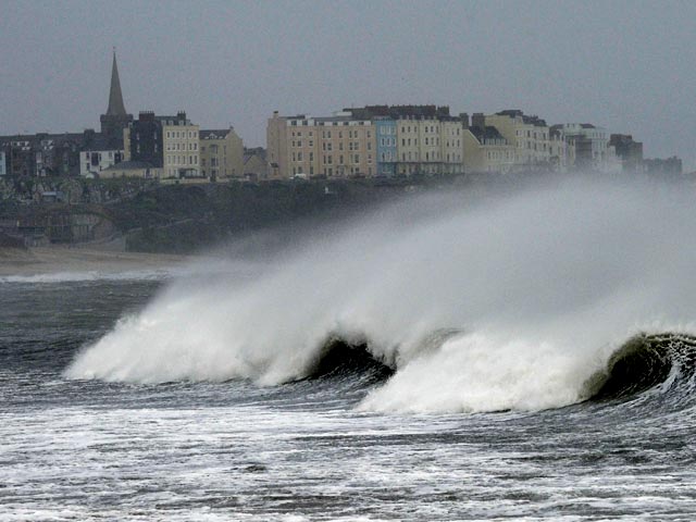 Британские метеорологи объявили штормовое предупреждение высшего, "красного" уровня. На западе Англии и в Уэльсе ожидаются ветры со скоростью 100 километров в час