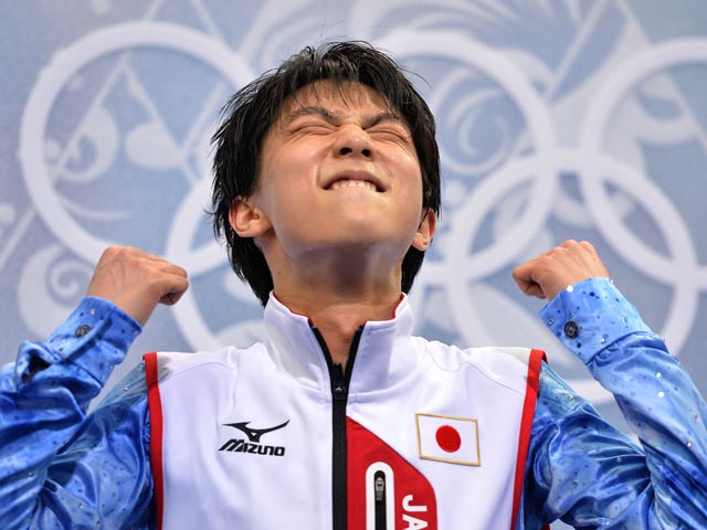 Японец Юдзуру Ханю выиграл короткую программу олимпийского турнира фигуристов, установив новый мировой рекорд по количеству баллов