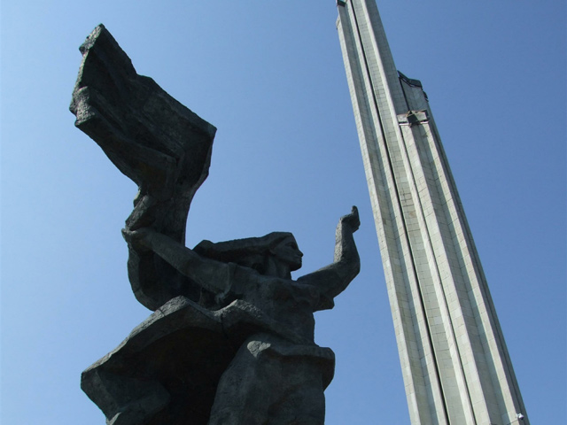 В Латвии неизвестные установили деревянную виселицу около памятника Освободителям Риги, который уже не раз был осквернен, и выложили фотографии в Сеть