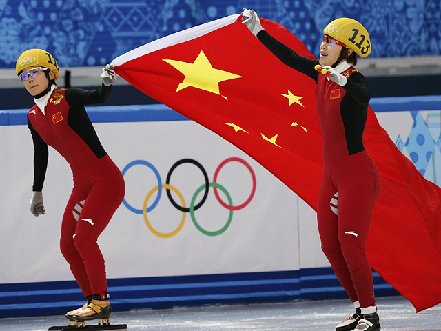 Китайская спортсменка Ян Чжоу стала победительницей финального забега на 1500 м у женщин на Олимпийских играх. Серебро досталось Сук Хи Шим из Южной Кореи, бронза - у итальянки Арианны Фонтана
