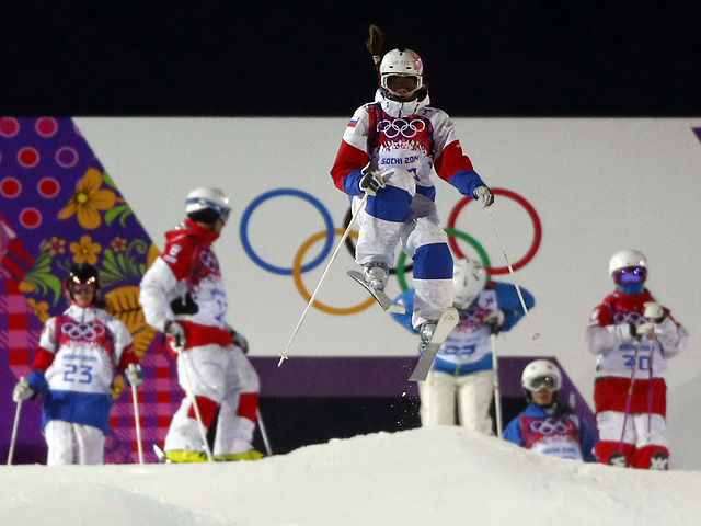 Российской фристайлистке Марии Комиссаровой, получившей перелом позвоночника со смещением во время тренировки на олимпийской трассе ски-кросса в Сочи, сделали операцию, она прошла успешно