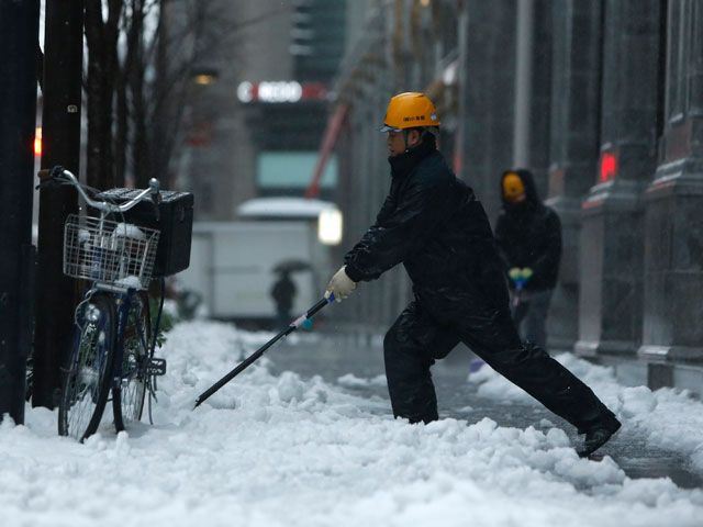 Число жертв снегопада в Японии превысило 10 человек