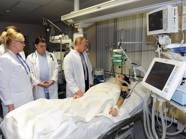 В субботу президент России Владимир Путин посетил Комиссарову в больнице и ей пожелал скорейшего выздоровления