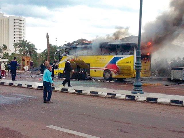 Автобус с туристами взорван в Египте. ЧП произошло на Синайском полуострове на границе с Израилем. Reuters со ссылкой на государственное ТВ Египта сообщает минимум о пяти погибших и 14 пострадавших