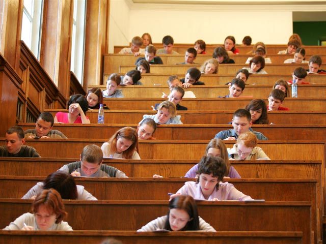 Десятки российских высших учебных заведений поменяли список вступительных экзаменов, хотя в Минобрнауки заверяли, что этого не произойдет