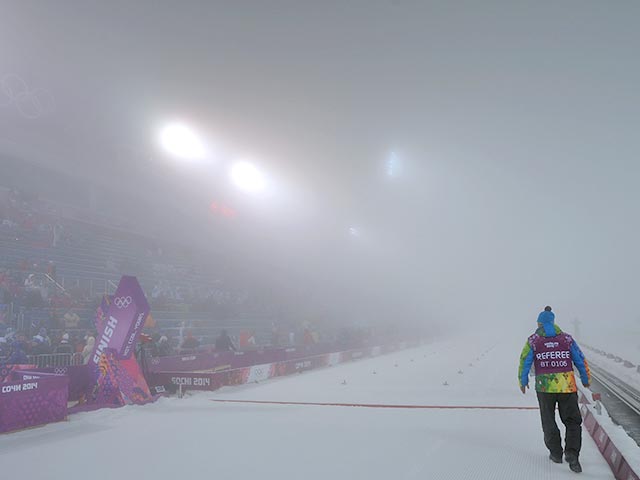 Старт мужской гонки по биатлону с общего старта на Олимпийских играх, который был перенесен с вечера воскресенья из-за тумана, вновь отложен из-за неблагоприятных погодных условий. В Сочи по-прежнему держится густой туман