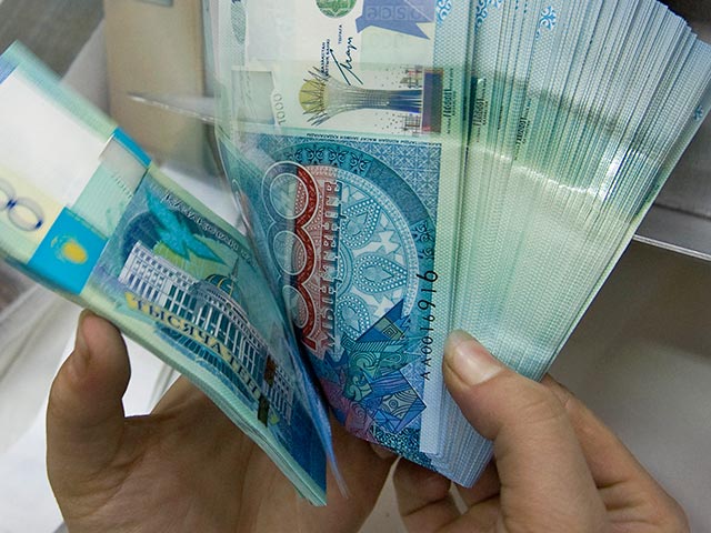 Пережившим свой "черный вторник" гражданам Казахстана обещано, что дальнейшей девальвации национальной валюты - тенге - не будет