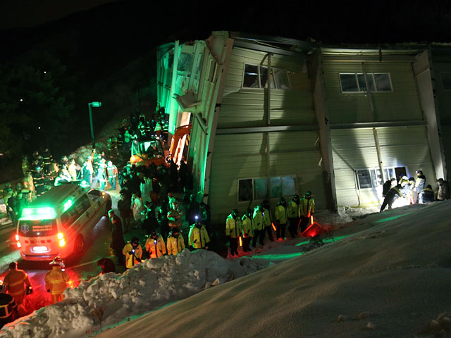 Как минимум три студента погибли и около 50 оказались под завалами в результате обрушения здания курортного отеля в южнокорейском городе Кёнджу на восточном побережье страны