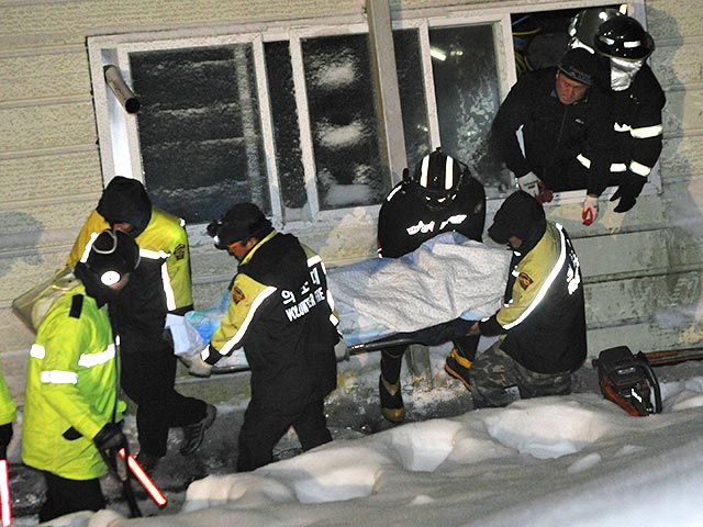 Десять человек погибли, более 100 пострадали, 14 считаются пропавшими без вести в результате обрушения здания в городе Кенчжу, расположенного в 370 километрах к югу от Сеула