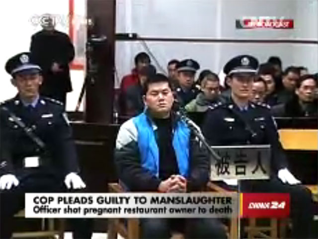 Китайский полицейский, застреливший беременную хозяйку ресторана за отказ налить ему чаю, приговорен к казни
