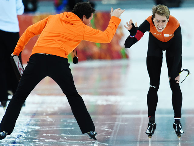 Йоррит Бергсма (Нидерланды) после финиша в забеге на 10000 метров в соревнованиях по конькобежному спорту среди мужчин на XXII зимних Олимпийских играх в Сочи