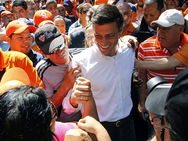 Венесуэльский оппозиционер Леопольдо Лопес, объявленный в розыск за организацию протестных акций, добровольно сдался властям
