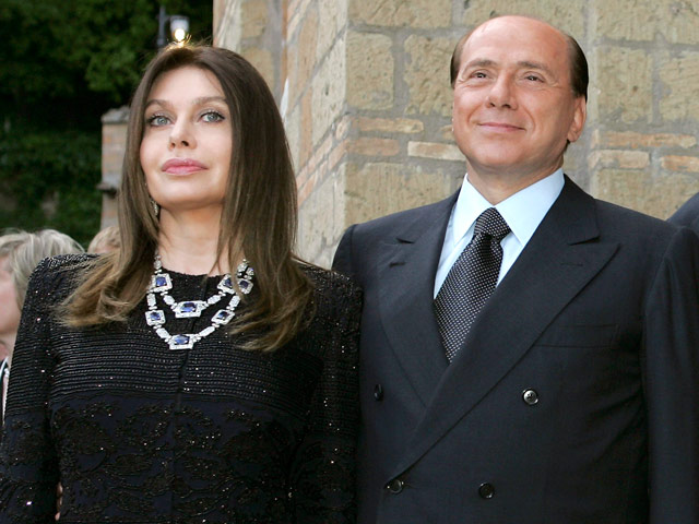 Экс-премьер Италии Сильвио Берлускони получил официальную свободу от брачных уз, оформив развод со своей второй женой, актрисой Вероникой Ларио