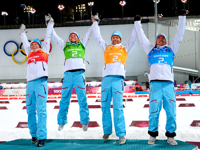 Норвежские биатлонисты выиграли золотую медаль в смешанной эстафете, которая впервые вошла в олимпийскую программу на Играх в Сочи