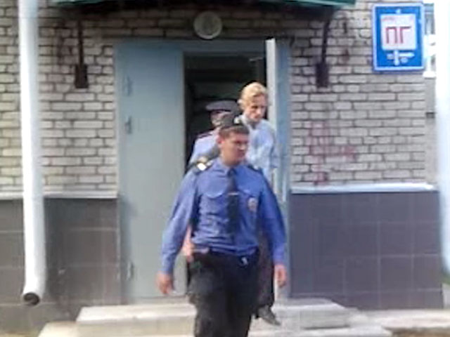 Обвиняемый в убийстве псковского священника Павла Адельгейма Сергей Пчелинцев во время перевода под конвоем из больницы в СИЗО, 16 августа 2013 г.