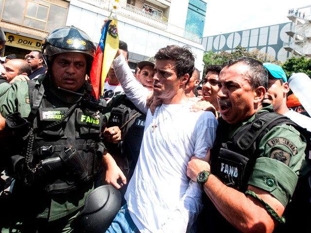 В Венесуэле не прекращаются протестные акции, вспыхнувшие с новой силой после того, как лидер оппозиции Леопольдо Лопес, которого объявили в розыск, добровольно сдался властям