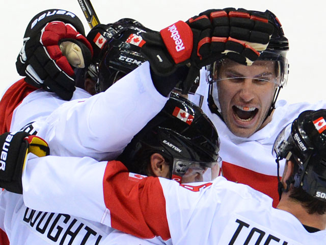 Игроки сборной Канады радуются забитому голу в четвертьфинальном матче между сборными командами Канады и Латвии в соревнованиях по хоккею среди мужчин на XXII зимних Олимпийских играх в Сочи