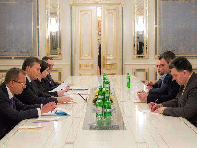 По итогам переговоров президента Украины Виктора Януковича с лидерами оппозиции объявлено перемирие с целью возобновить переговорный процесс для разрешения кризиса в стране