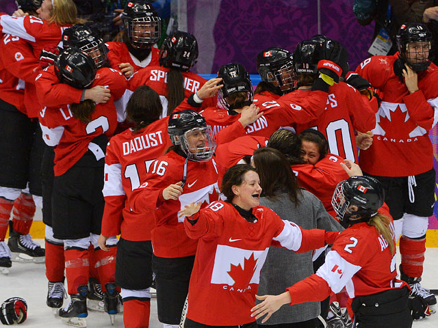 Игроки сборной Канады радуются победе в финальном матче между сборными командами США и Канады на соревнованиях по хоккею среди женщин на XXII зимних Олимпийских играх в Сочи