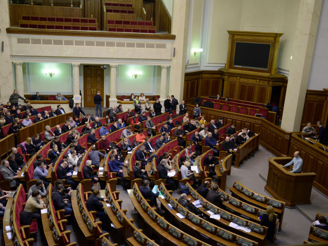 Верховная Рада Украины приняла решение работать в планарном режиме, то есть без выходных, до разрешения политического кризиса в стране