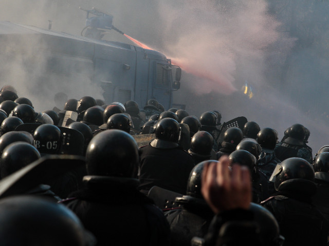 Задержанные в Киеве протестующими срочники из внутренних войск Украины в ночь на пятницу покидают центр Киева по коридору, выстроенному активистами