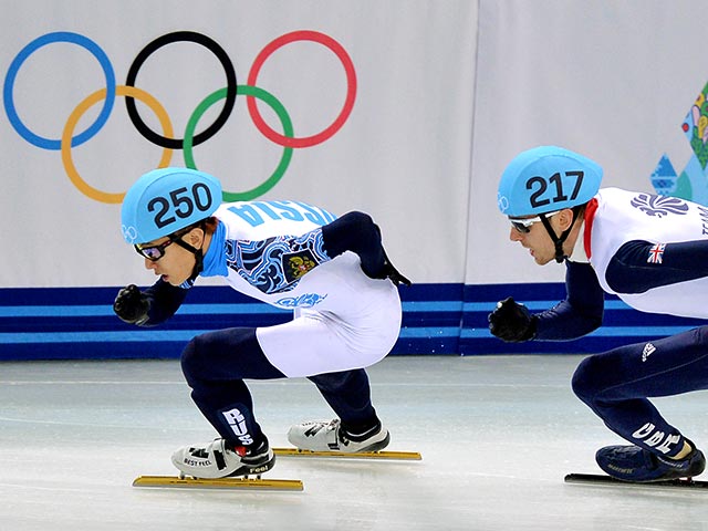 В пятницу на Олимпийских играх в Сочи будет разыграно семь комплектов наград в пяти видах спорта. Россияне претендуют на медали в соревнованиях по шорт-треку, а также в женской биатлонной эстафете