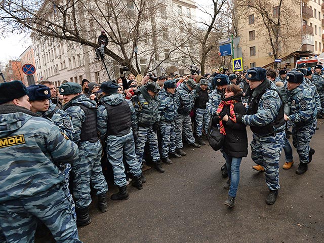 Замоскворецкий суд Москвы в пятницу с задержкой в три часа приступил к оглашению приговора фигурантам дела о массовых беспорядках на Болотной площади 6 мая 2012 года