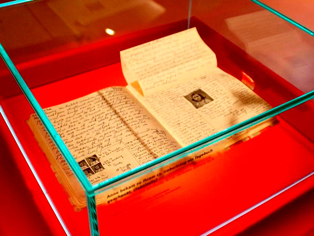 В общественных библиотеках Токио неизвестные повредили сотни экземпляров книги "Дневник Анны Франк". Волна вандализма началась в январе. Всего пострадали 265 экземпляров "Дневника Анны Франк" в 31-й библиотеке