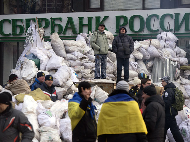 Отделения "Сбербанка" на Украине, где 18 февраля произошла эскалация политического конфликта, временно прекратили выдавать кредиты "клиентам с улицы" именно в тот день, когда президенту Виктору Януковичу и оппозиции наконец удалось достичь компромисса