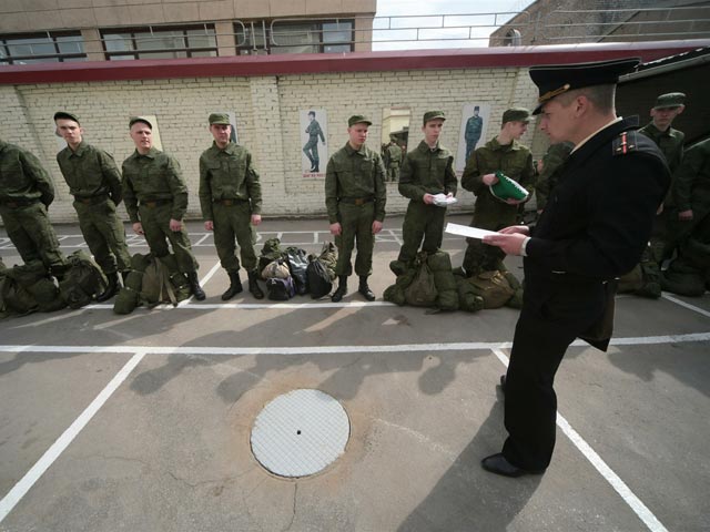 Правительство РФ внесло в Госдуму законопроект, согласно которому граждане смогут выбирать, будут ли они служить в рядах Вооруженных сил год по призыву или два по контракту
