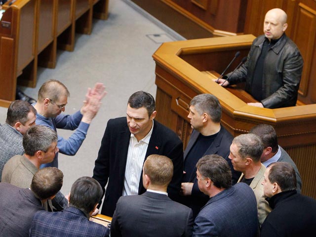Верховная Рада Украины, возобновив работу после перерыва, приняла постановление о "самоустранении" Виктора Януковича от исполнения обязанностей президента