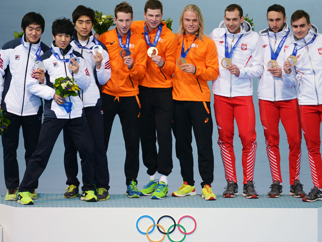 Голландские конькобежцы выиграли командную гонку с олимпийским рекордом