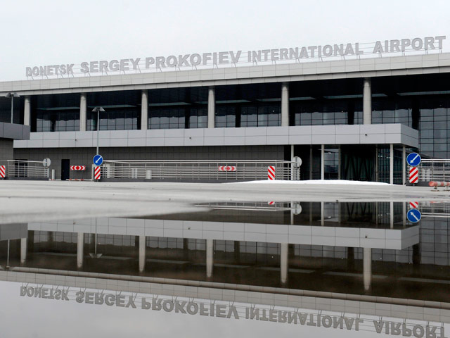 В Государственной пограничной службе Украины заявляют, что не позволили чартерному рейсу с Виктором Януковичем на борту вылететь в субботу из Донецка