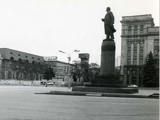 В Днепропетровске, одном из крупнейших городов Украины, площадь Ленина переименовали в площадь Героев Майдана