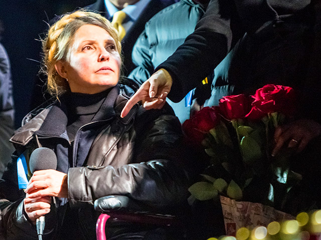 Украинская Верховная Рада в воскресенье будет обсуждать коалицию и кандидатуру премьера. Среди фаворитов - Юлия Тимошенко, накануне освобожденная из тюрьмы, а через пару часов уже выступавшая на Майдане с призывами не верить политикам