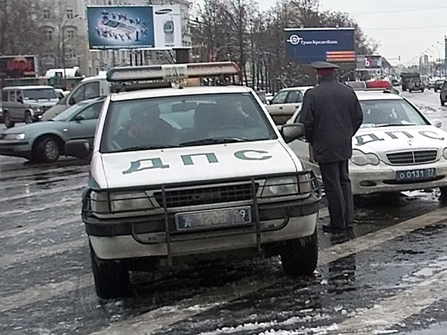 Полицейским в центре Москвы пришлось устроить погоню за автомобилем, водитель которого не имел прав. В ходе задержания пьяный пассажир сломал палец одному из сотрудников правоохранительных органов