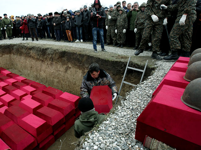 Во время церемонии перезахоронения останков солдат, погибших во время Великой Отечественной войны, в станице Ищерская Наурского района Чеченской Республики