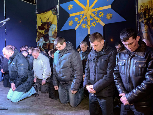 Во Львове "беркутовцы" на коленях попросили прощения за работу силовиков в центре Киева