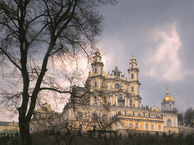 Успенская Почаевская лавра, основанная в 1240 году, - крупнейший форпост православия на Западной Украине