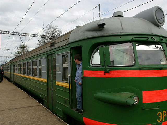 В электричке под Петербургом трое "зайцев" из Средней Азии избили контролера