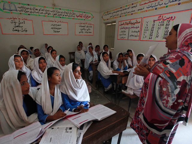 В Пакистане несмотря на запрет министерства образования провинции Синд порядка 700 девочек и девушек в средних и начальных школах продолжают изучать сексологию