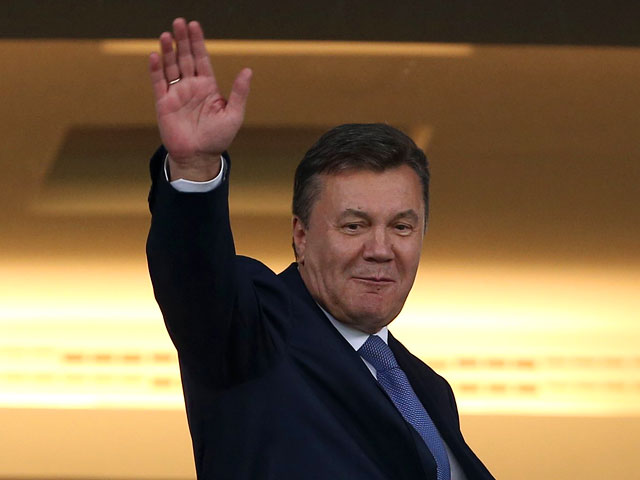 Экс-президент Янукович уже в России, объявила украинская пресса, пока на родине в его резиденцию обыскали по делу об убийствах