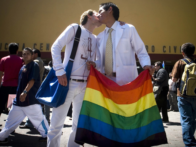 Федеральный суд западного округа штата Техас в Сан-Антонио вынес решение о неконституционности действующего в штате запрета на однополые браки